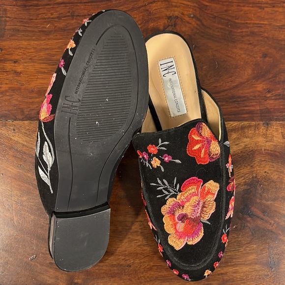 Black flats. Floral embroidery. Adorable mules by INC in Women’s Size 6. New. 🌺 - Picture 5 of 11